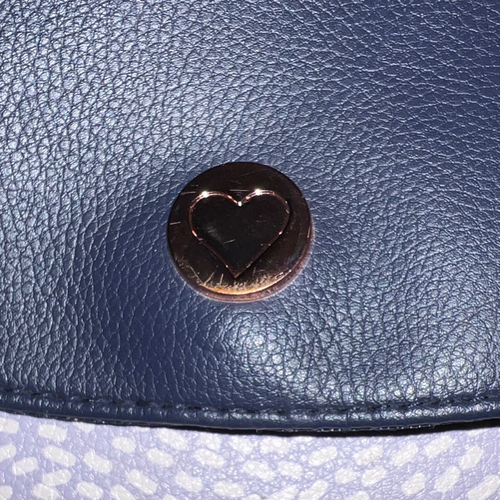 Elegant Navy and White Crossbody Bag - Picture 3 of 4